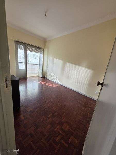 Apartamento T2 Duplex com Áreas Amplas na Rua de Angola, Cacém - Grande imagem: 5/8