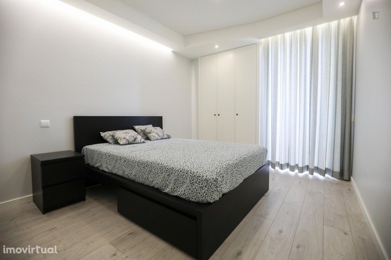 634971 - Quarto com cama de casal e varanda em...