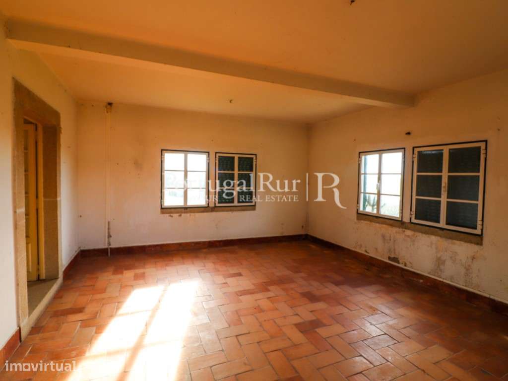 Quinta com casa de habitação T5 e diversas construções-36