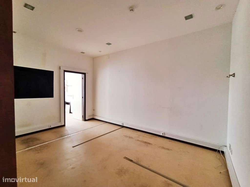 Loja com 145 m² | Excelente Localização junto ao Metro-5