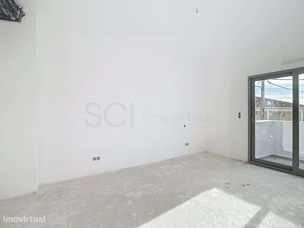 Apartamento T3 duplex, com varandas, na Quinta do Conde-26