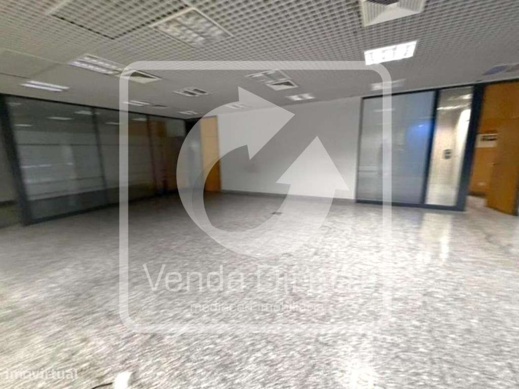 Loja ampla com excelente visibilidade no centro de Vila Nova de Poi... - Grande imagem: 3/24