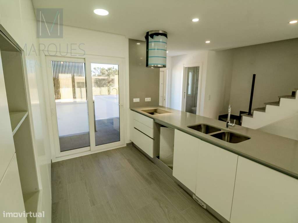 Moradia V2+2 com garagem em Vale de Milhaços - Corroios-7