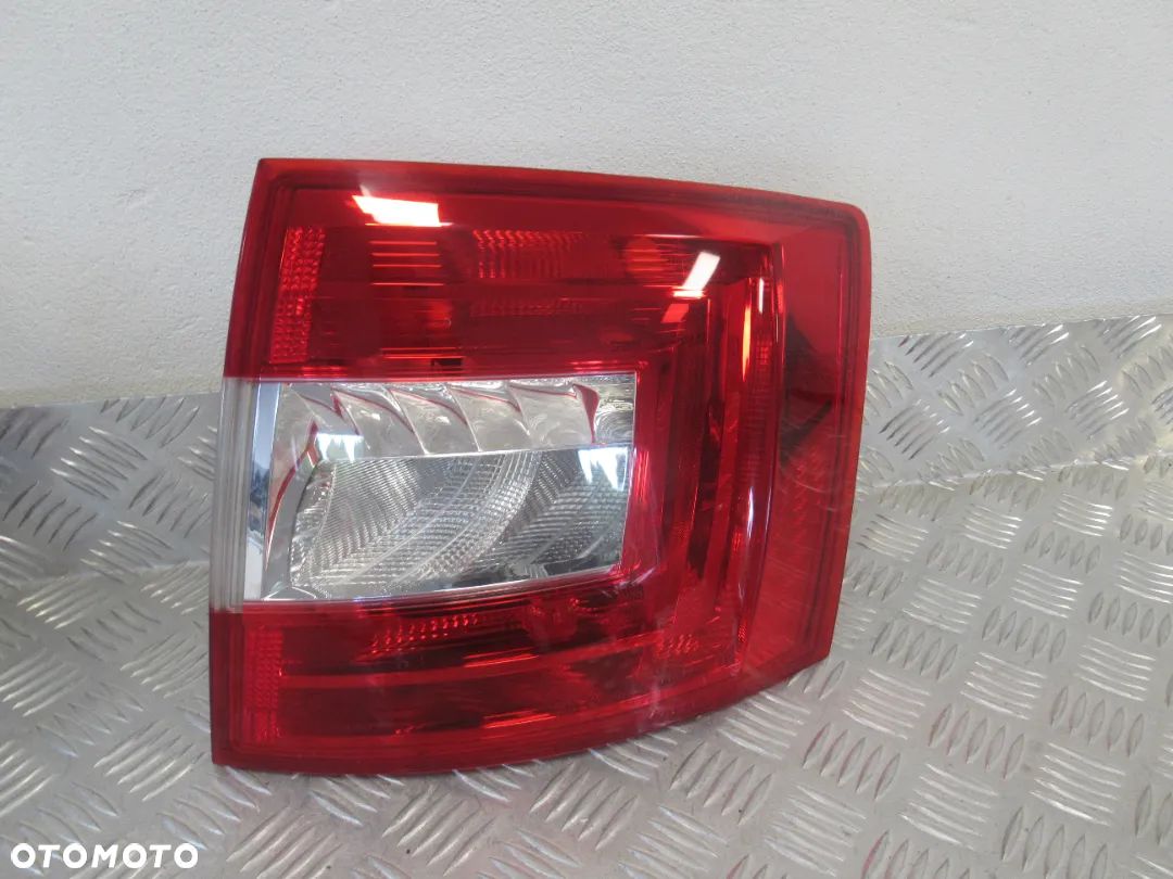 LAMPA TYLNA TYŁ PRAWA SKODA OCTAVIA III 3 KOMBI 2012-2016 - 1