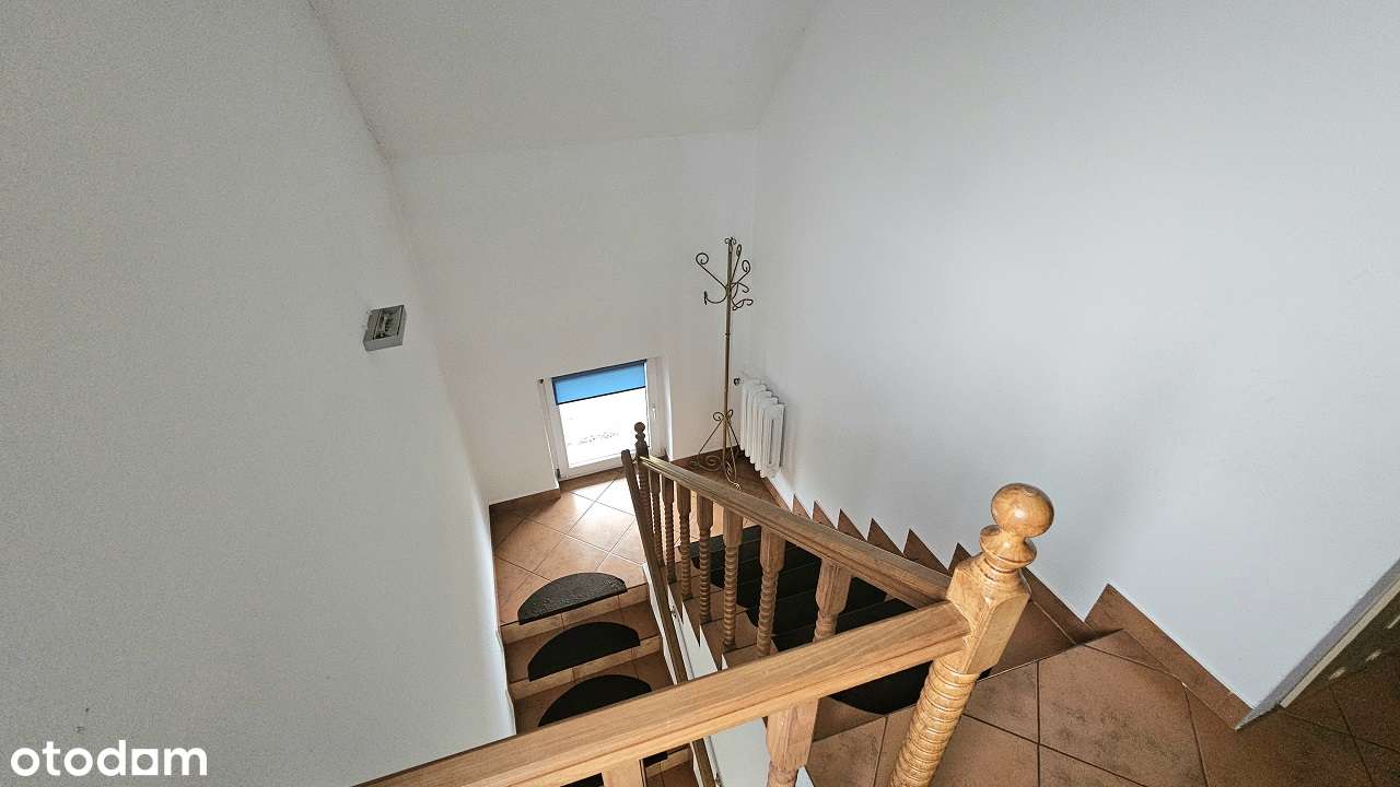 Przestronny dom z garażem w spokojnej okolicy-9