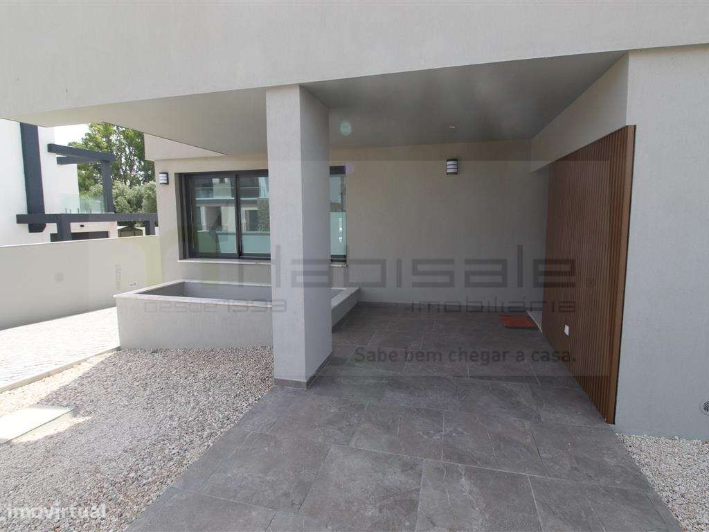Moradia V3 +1 com piscina em Barcarena-38