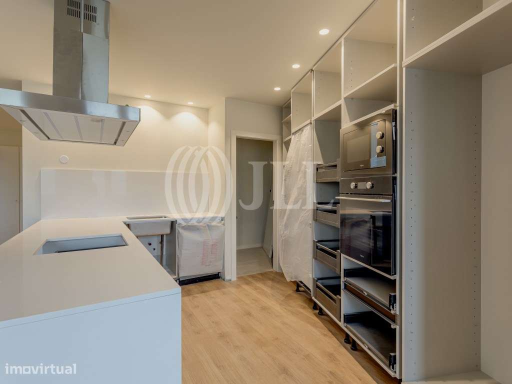 Apartamento T4 com varanda e garagem nas Antas Porto-5