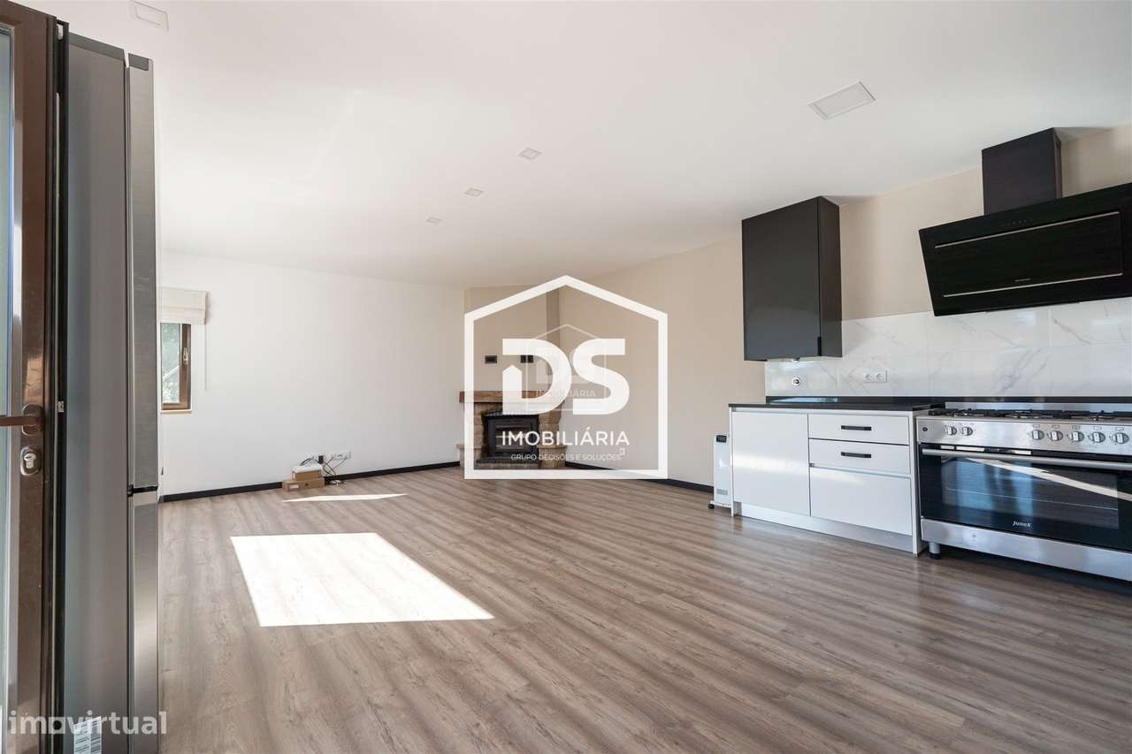 Moradia T4 + T1 com amplo terreno e espaços de lazer em Juncal, Porto-10