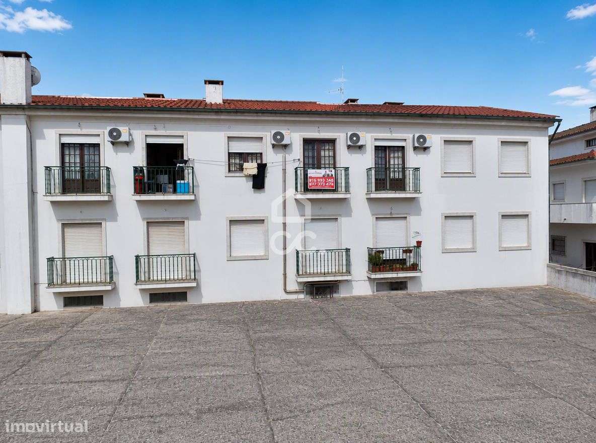 Apartamento T3 usado com 2 wc´s, varanda e ar-condicionado no Avelar.-17