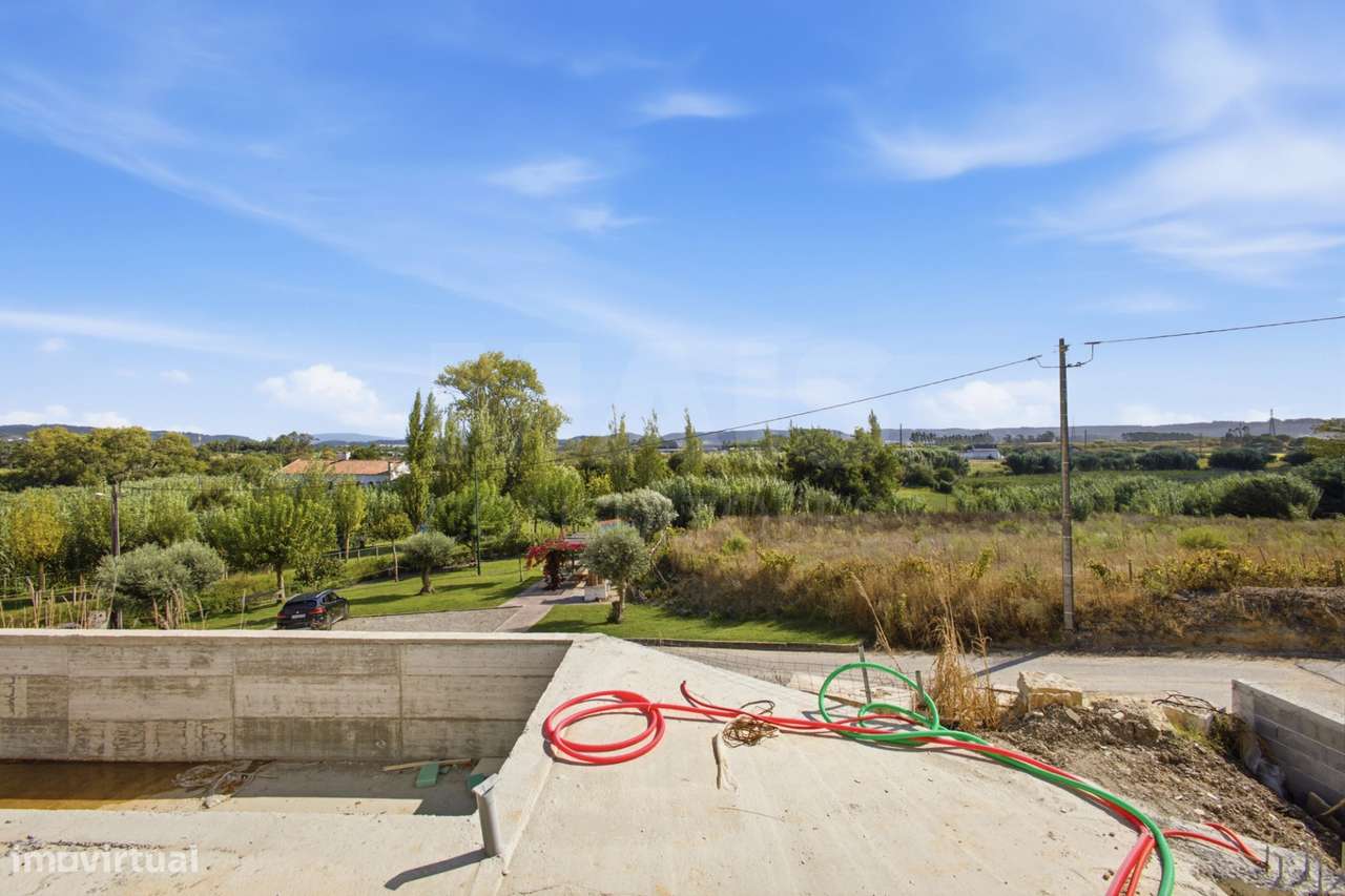 Moradia T4 com piscina em lote de 759m2 em Amoreira Óbidos-6