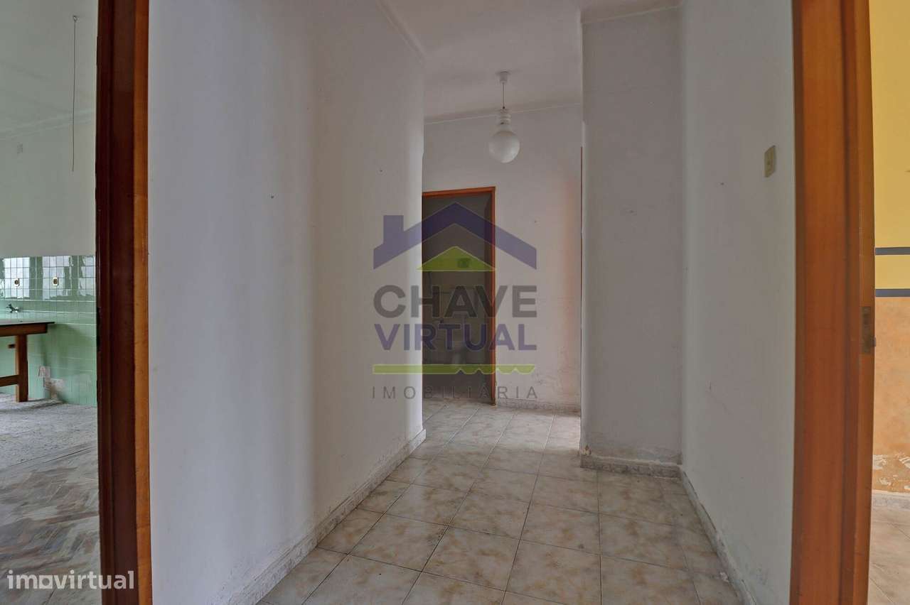 Moradia V4 com Quintal e Sõtão - Centro Bombarral-9