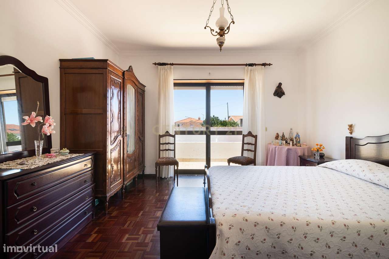 Moradia T4 com Anexo T2 Independente | 400 m² de Construção | Lote de-25