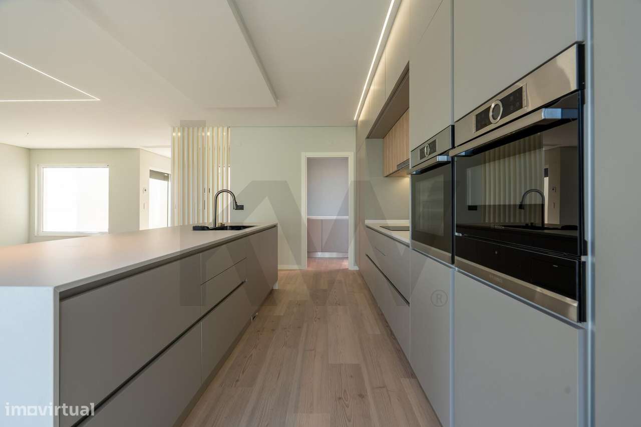 MORADIA T4, ISOLADA C/GARAGEM E PISCINA, INSERIDA NUM LOTE DE 542M2 - - Grande imagem: 5/18