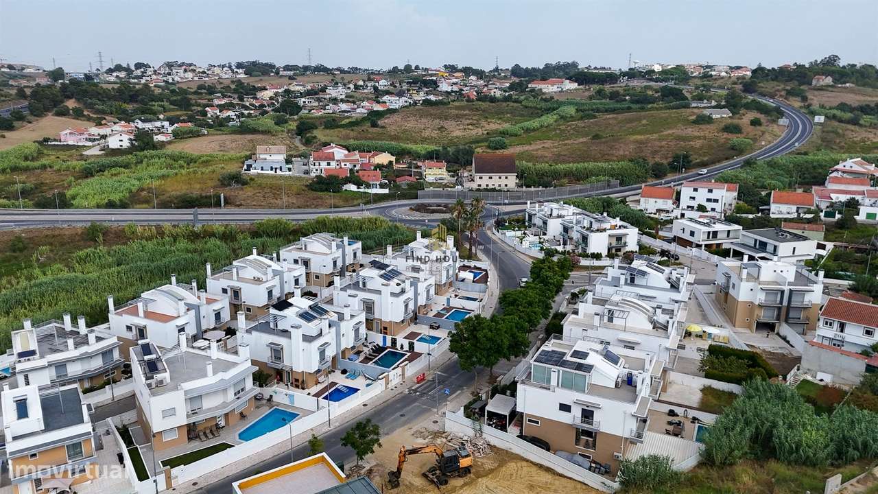 Moradia T3 com piscina, jardim e garagem box, na Caparica-48