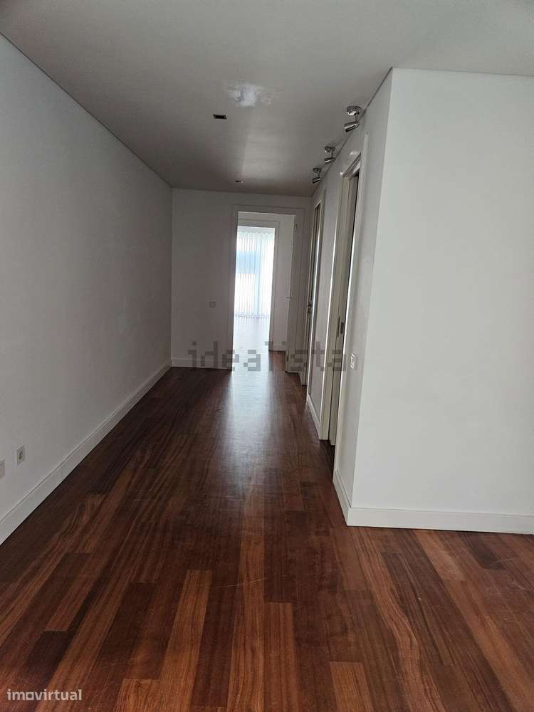 Apartamento t4 à venda na Rua Irene Vilar, 62 - Grande imagem: 2/23