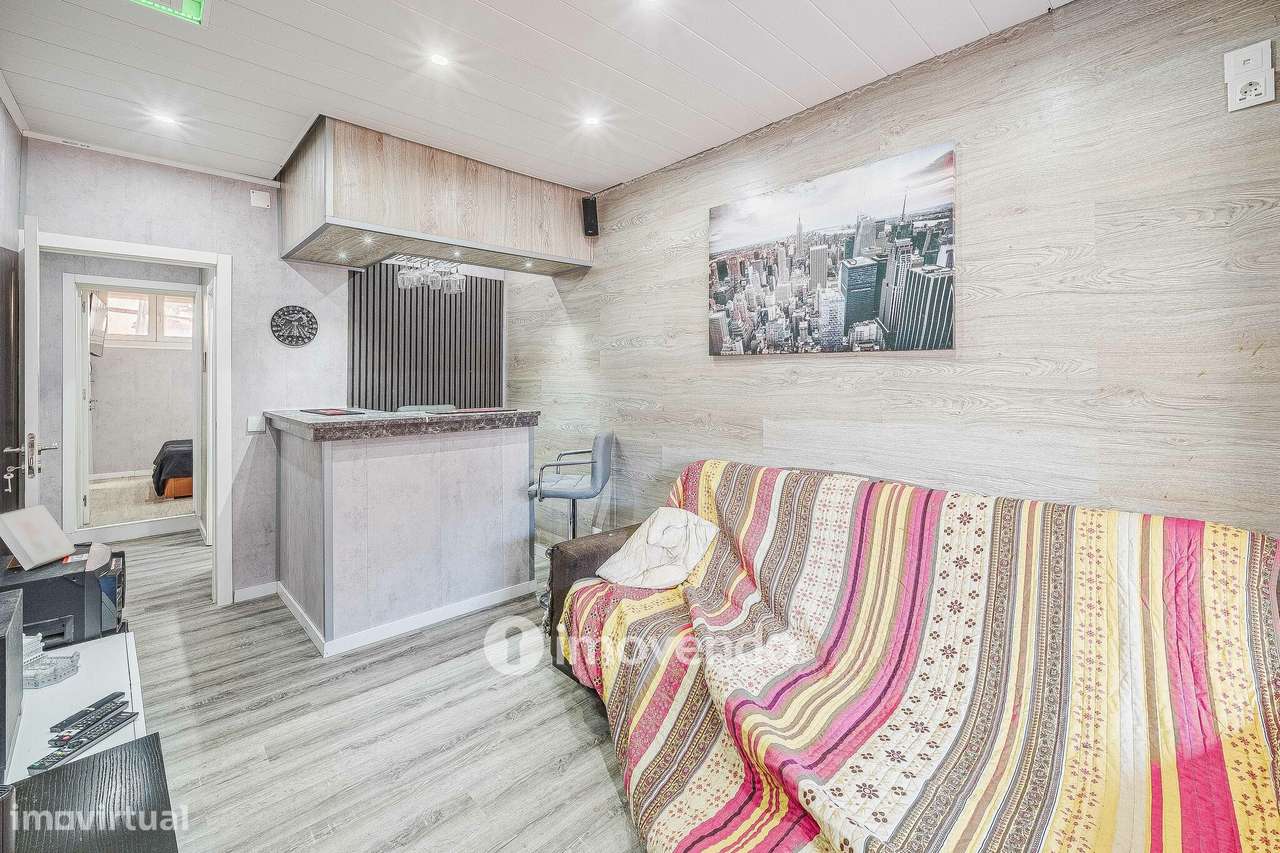 Apartamento T2, com logradouro grande, em Odivelas-5