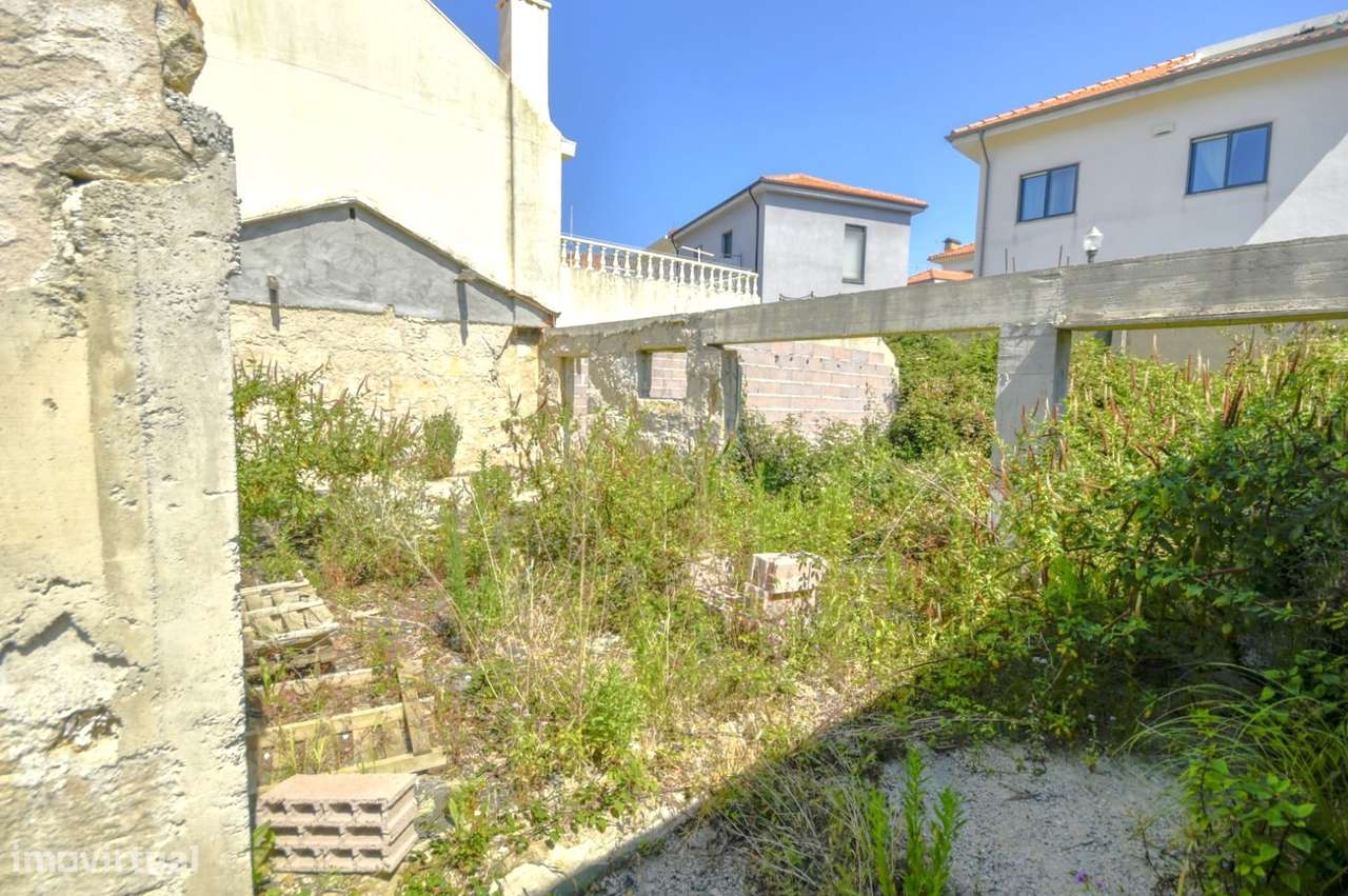 Terreno com moradia em ruína para construção em Condomínhas - Grande imagem: 4/27