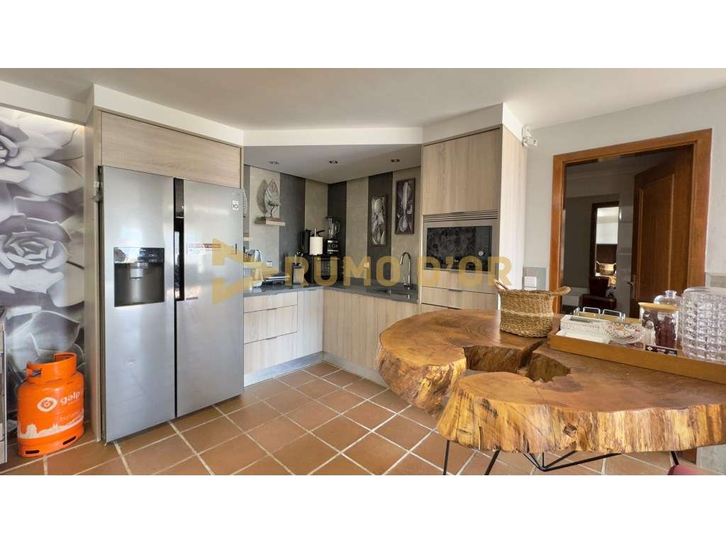 Viva com Conforto! Moradia T4 com Jardim e Espaço Exterior em Alenquer-29