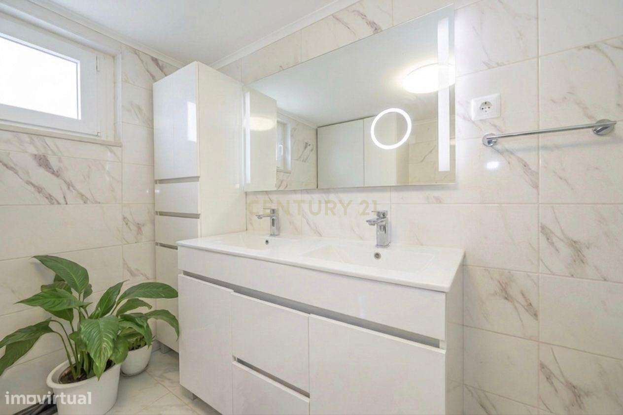 Apartamento Único com 268m2 no Último Andar com Terraço Extraordinário-28