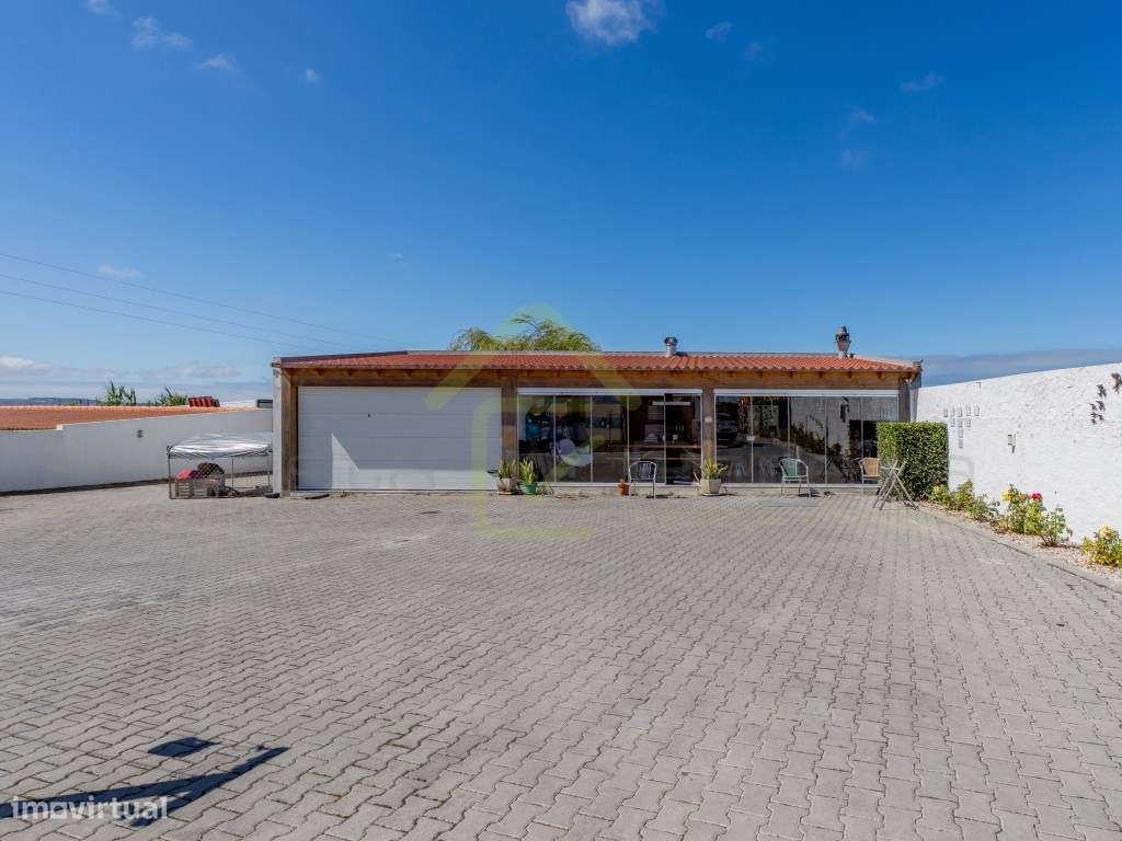 Quintinha com piscina inserida em terreno com 2950 m2-48