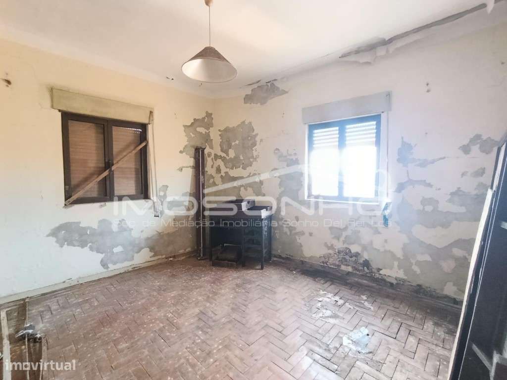 Moradia para Restaurar com Pátio, Garagem e Terraço-12