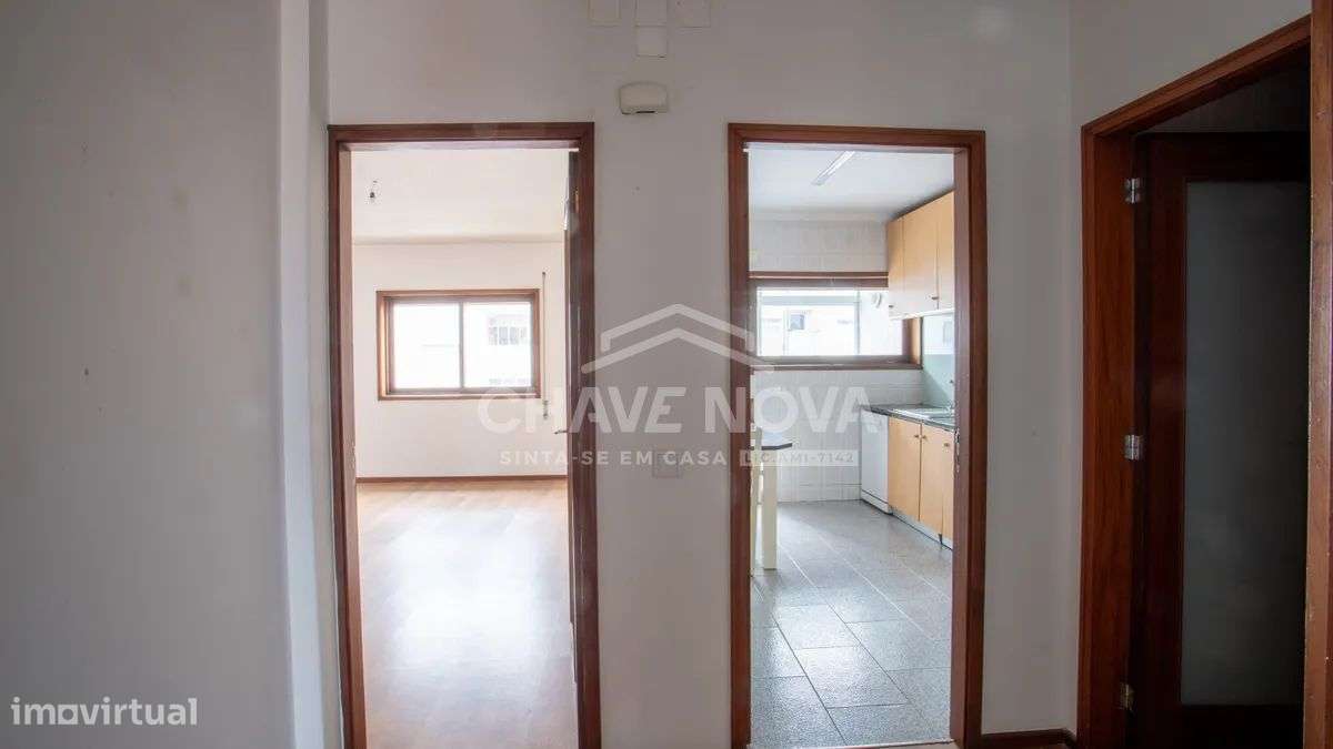 Apartamento T2 com varanda e garagem em Gaia-12