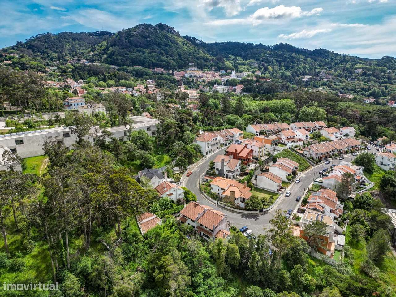 Moradia T6 em Sintra com jardim, garagem e vista de mar ao fundo-30