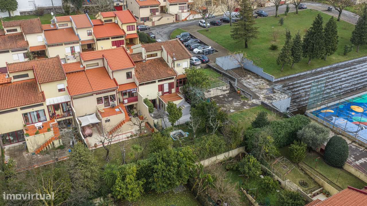 Moradia T4 de gaveto em Nogueira-35