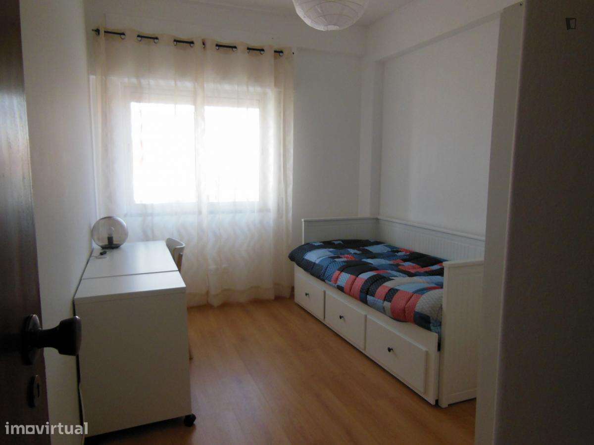Quarto - localizado em Olaias Lisbon - Grande imagem: 2/10