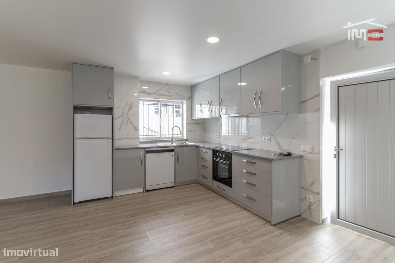 APARTAMENTO T2 NOVO COM COZINHA EQUIPADA NA AVENIDA BEATO NUNO EM F...