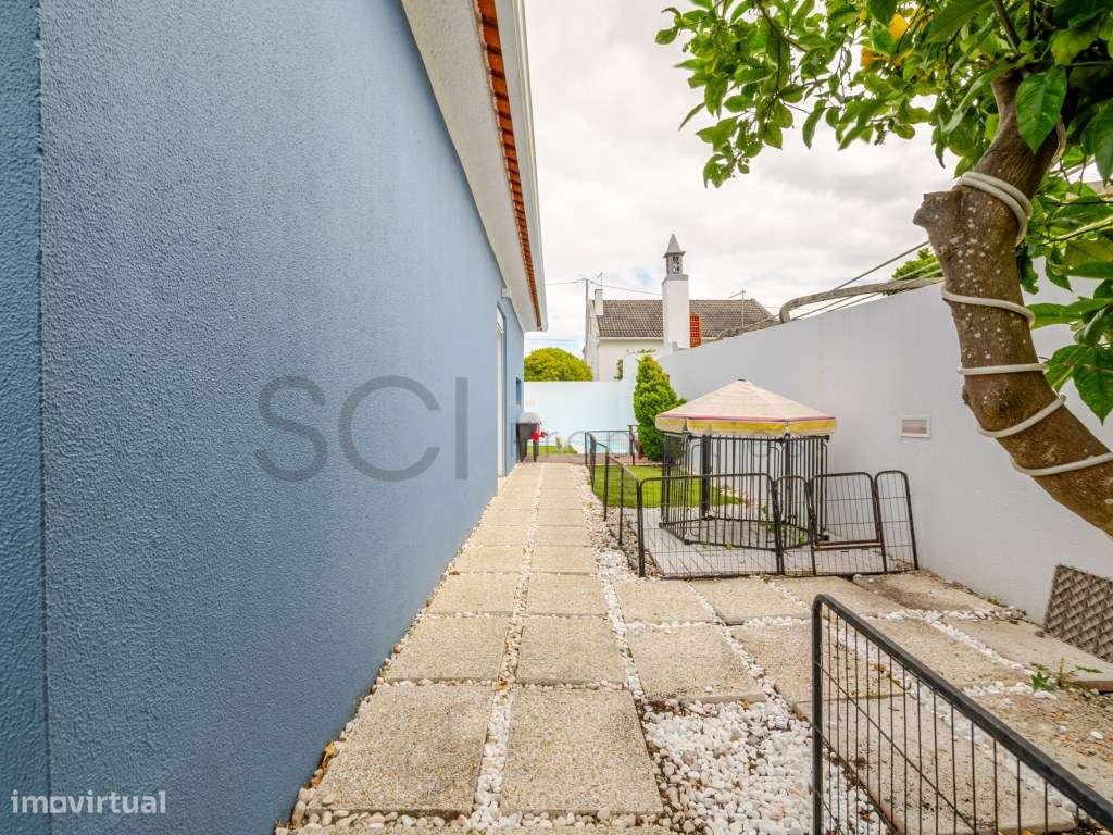 Moradia T3 com piscina nas Quintinhas, Charneca da Caparica. Estilo...-35