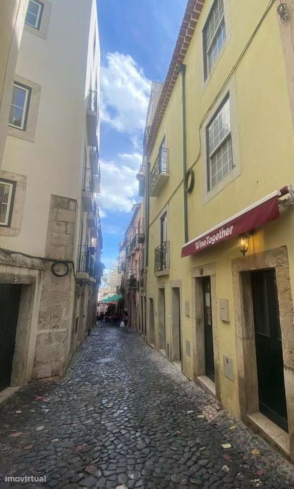 Loja com Esplanada no Coração de Alfama-5