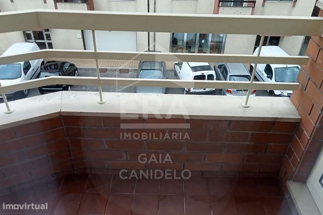 T2 com Varanda e lugar de garagem no Candal!-4