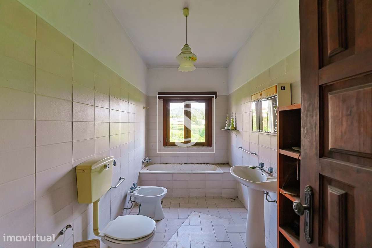 Moradia T4 c/ 376 m², jardim e riacho-12