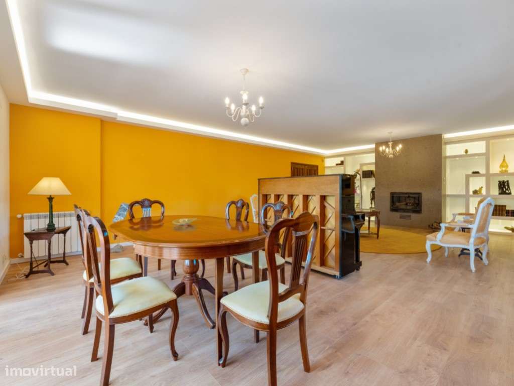 Moradia Isolada com 3 pisos, piscina, court de ténis-13