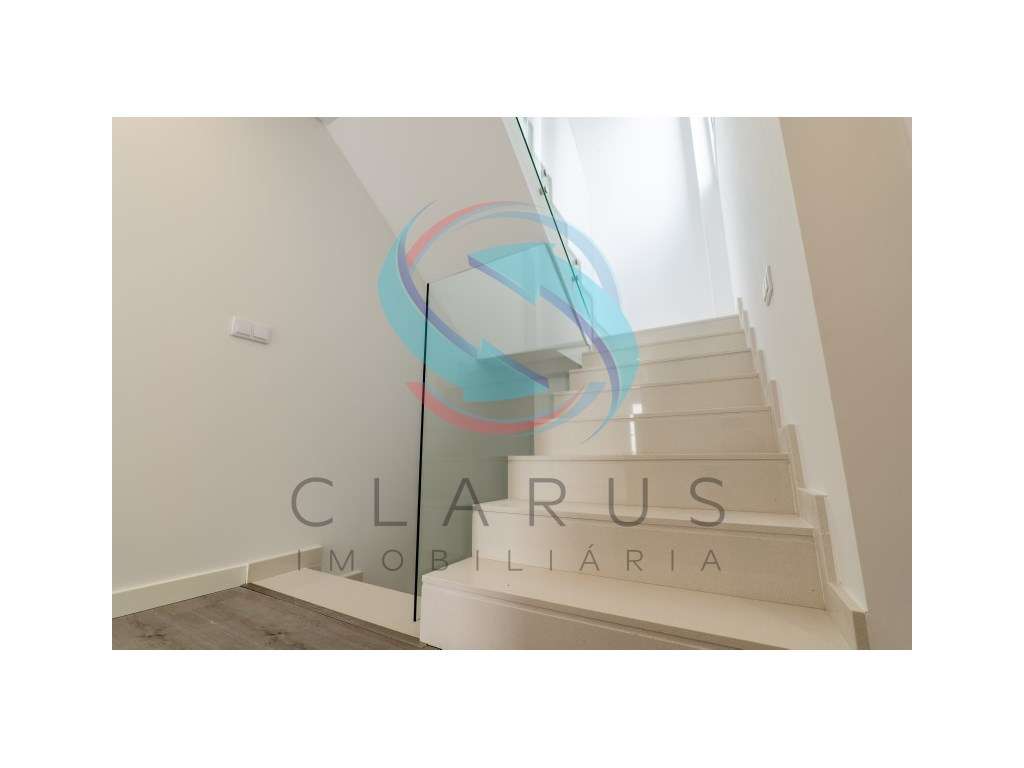 Moradia geminada à venda na Rua Infante Dom Henrique s/n-7