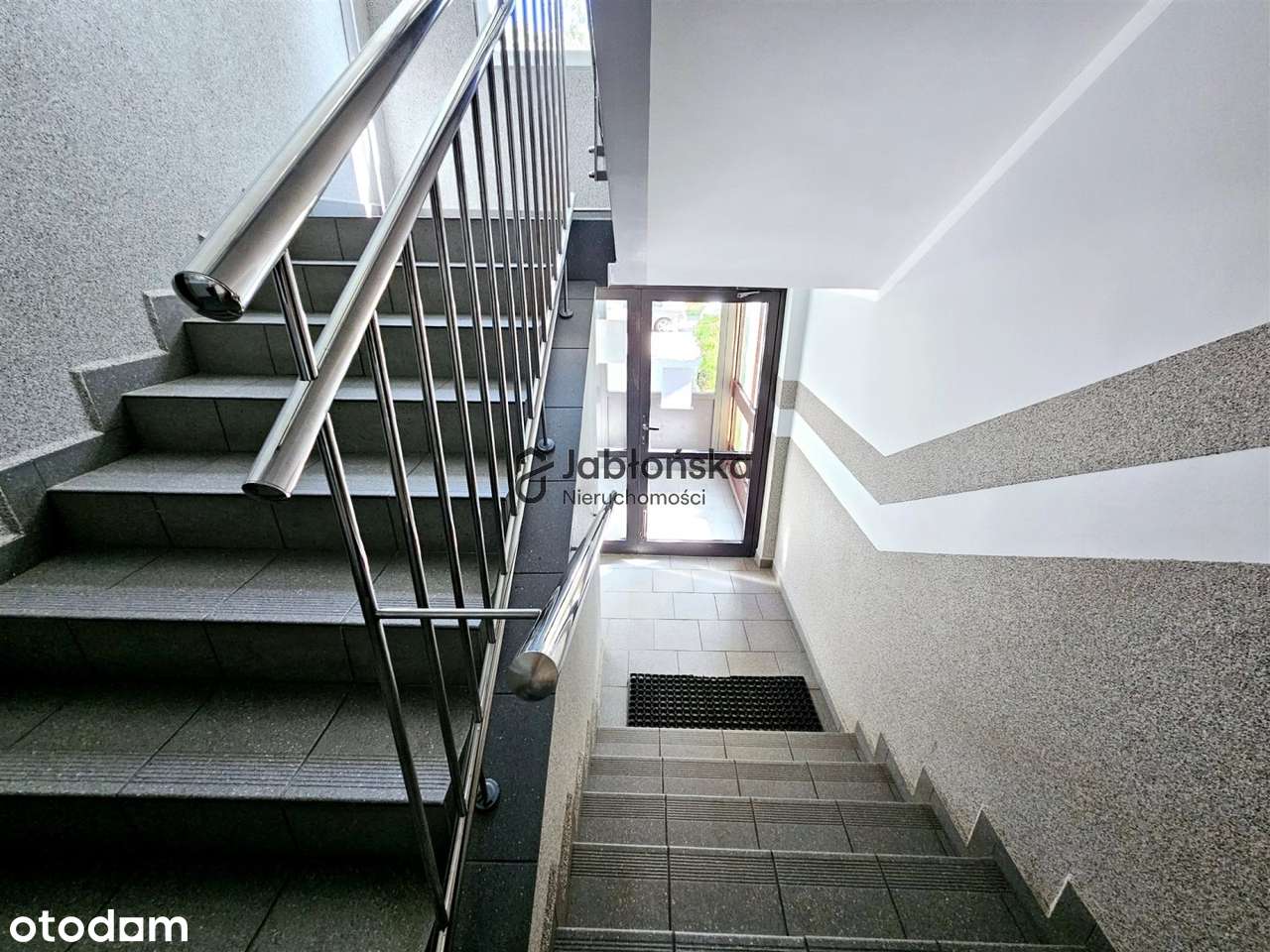 Nie ma blisko bloków ani z przodu i z tyłu budynk-7