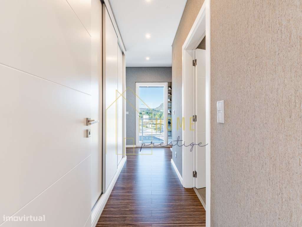 Moradia T4 na Urbanização Jardins de Santiago- Setúbal-35