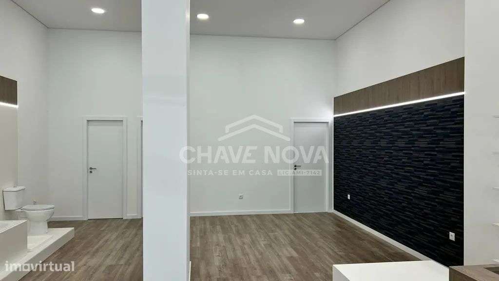 Espaço comercial com 110m2 à venda em Matosinhos Sul-1