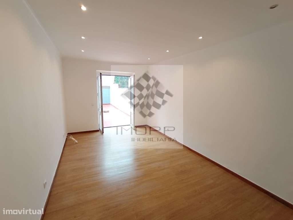 Espetacular T1 remodelado com logradouro em Benfica-7