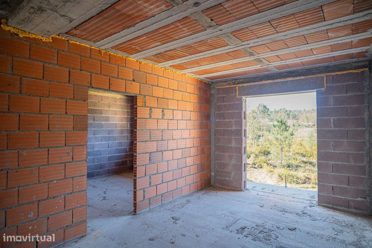 Moradia T3 por terminar em Cabanelas|Elevado potencial de investimento-18