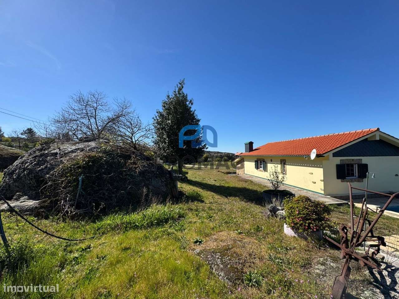 Moradia com excelente área, piscina e plena privacidade-33