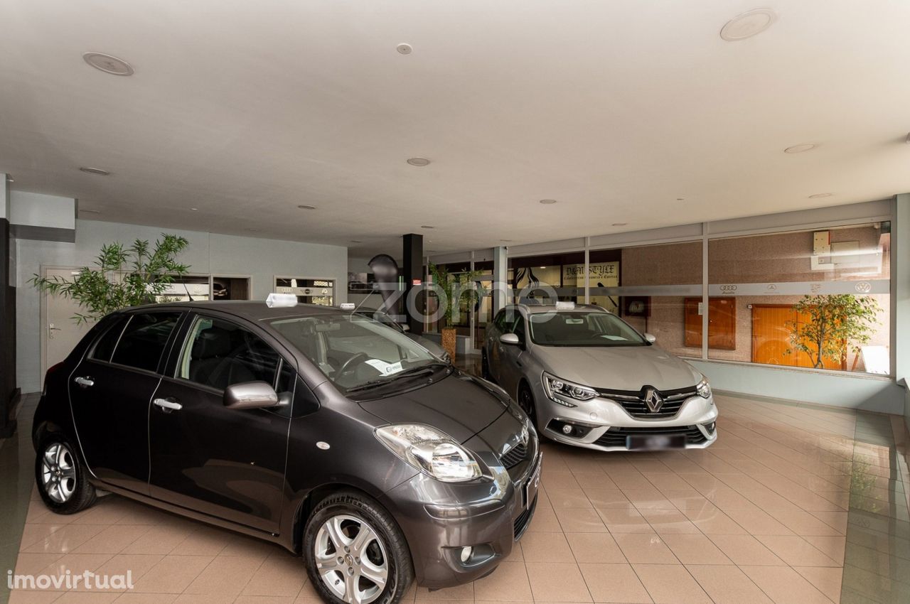 Duas Lojas junto do Centro Comercial Gaia Jardim em Canidelo.