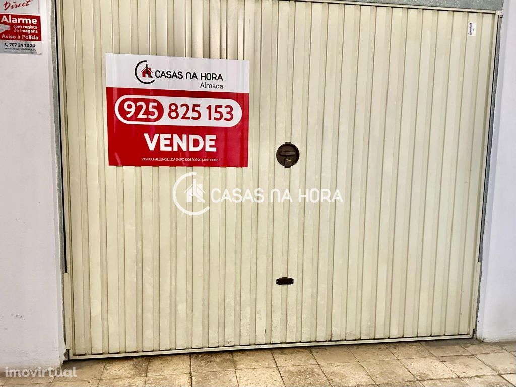 Garagem com 35m2 no Cova da Piedade em frente aos Correios