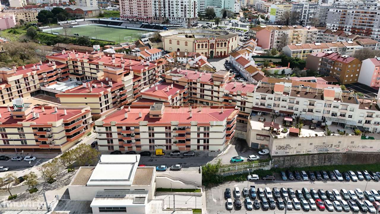 Apartamento T3 com Varanda, Arrecadação e Três Lugares de Parqueamento-25