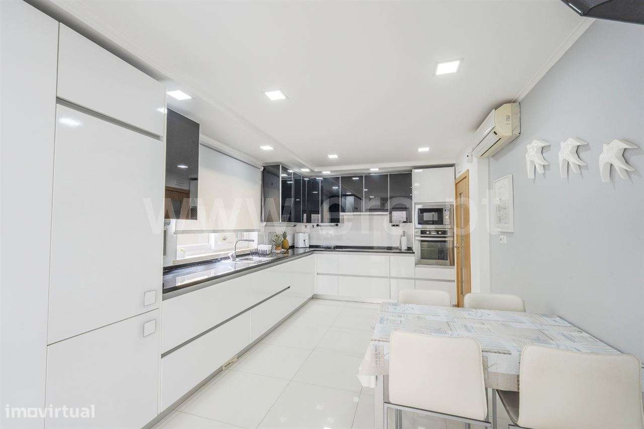 Moradia isolada de gaveto T4; Quinta de Valadares-9