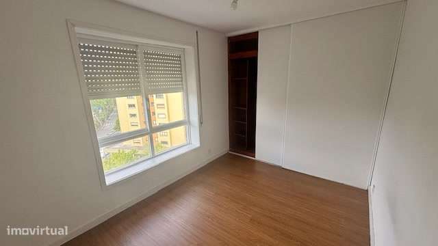 T2 Totalmente Remodelado em Ramalde | Garagem + Arrumos-9