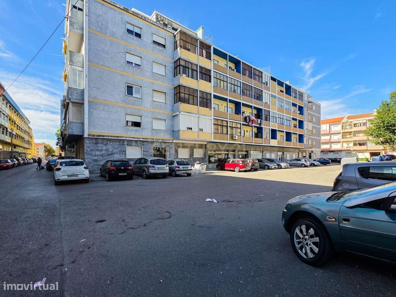 Apartamento Renovado com três Frentes em Verderena, Barreiro-29