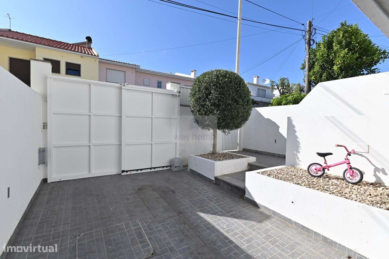 Moradia T3+1 | Sotão e Cave | Remodelada | Pátio Exterior | Amoreira |-31