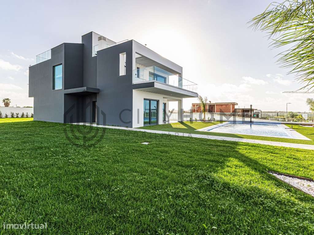 Moradia T4 isolada com piscina, cave e vista mar - Grande imagem: 4/52